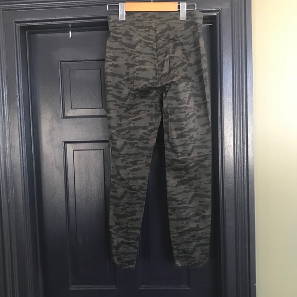 Hue Camo Leggings Never Worn Sz Small - Picture 3 of 4